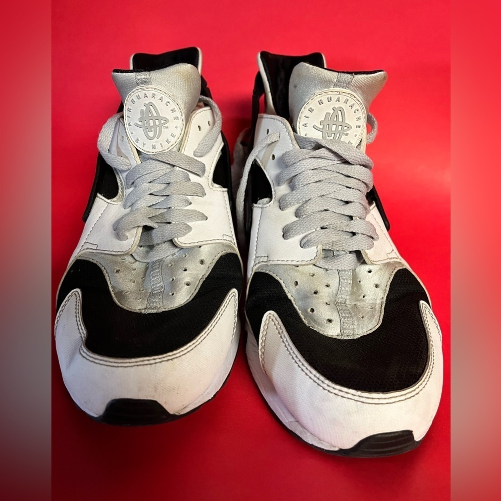 🔥Nike Huarache Black and White Shoes 🚨 - Picture 2 of 5